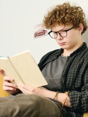 czytający nastolatek