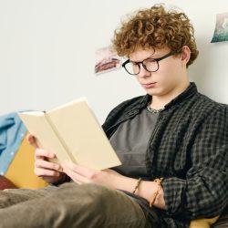 czytający nastolatek