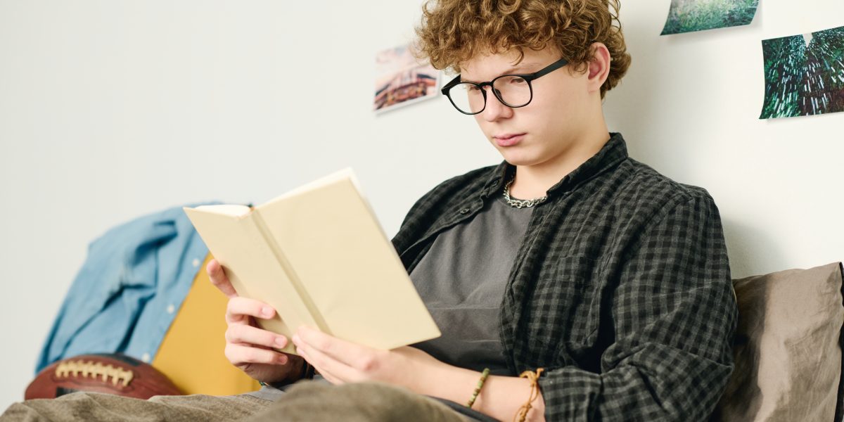 czytający nastolatek